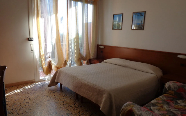 Lora Hotel