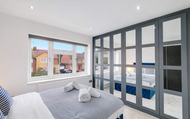 Stunning 5 Bedroom, 3 Bathroom Home in Windsor