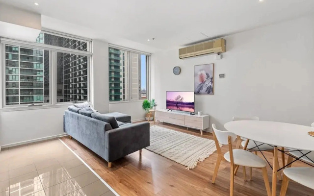 Melbourne CBD 2BR Apt With Pool & Gym Access