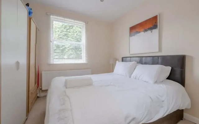 Lovely 2 Bedroom Apartment With Great Transport Links