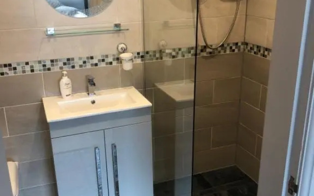 Private en-suite guestroom Ruthin