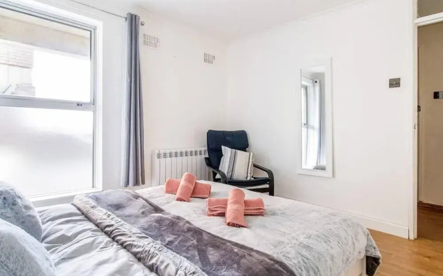 Livestay - 2 Bed Apt, Free Parking in Luton