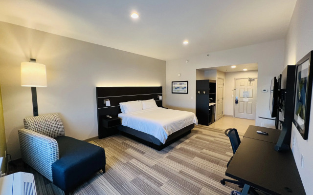 Holiday Inn Express & Suites Salinas by IHG