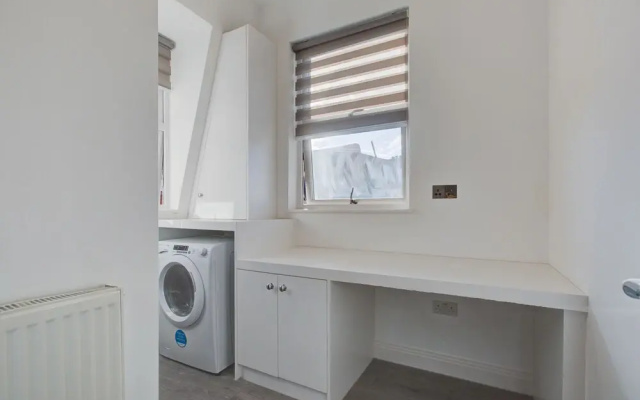 Contemporary 3-bed Apartment in Fulham, London