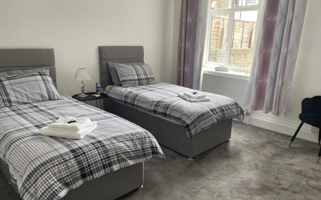 2-bed, Sleeps 4, Free Parking, Pets Allowed