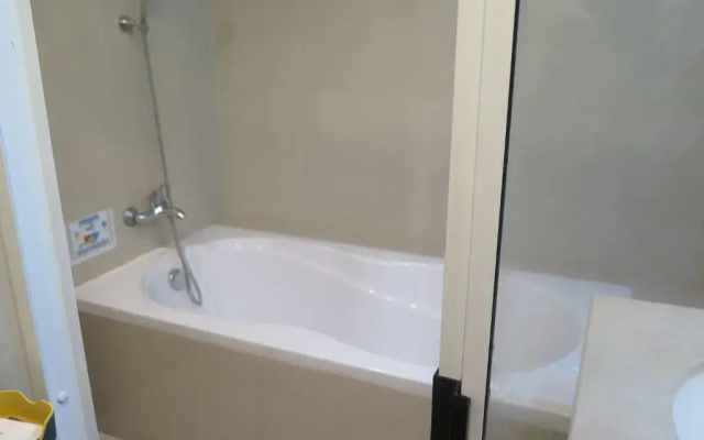 7C - 2 Bedroom Downtown Apartment With Shared Pool