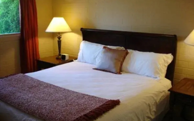 SmokeTree Resort and Bungalows