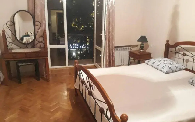 Пятиэтажный каменный дом