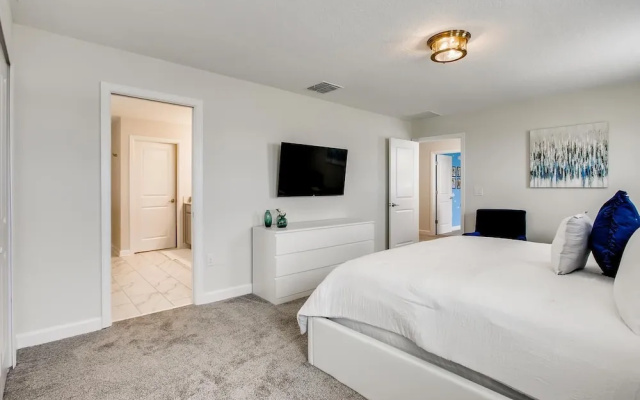 8908 CC - 6BR Luxury Home: Private Pool