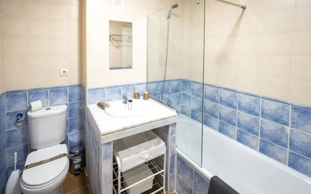 Cosy Apartment With Shared Pool