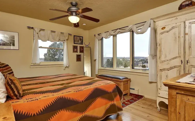 Piñon Vista - 360° Majestic Views, Just Blocks From the Plaza