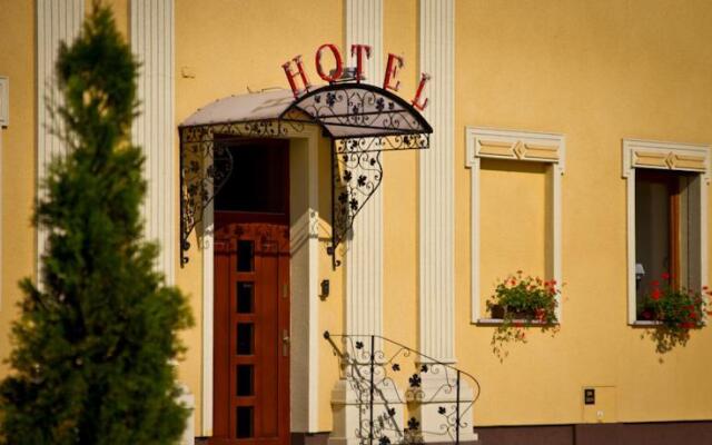 Hotel Brochów Вроцлав вид на фасад