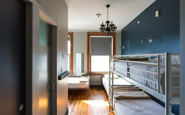 Q4 Hotel & Hostel