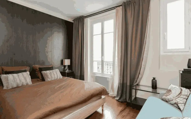 Studio Tour Eiffel et Champs-Elysees (A09)