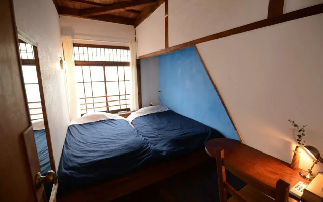 Taketa station hostel cue