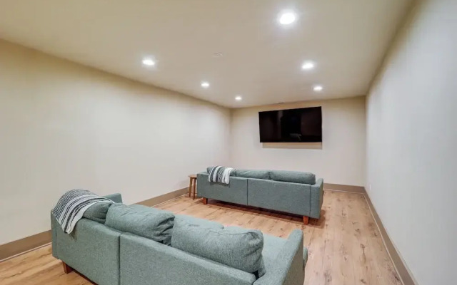 Group Getaway! 8,000-sq-ft Gem, Arcade + Theater