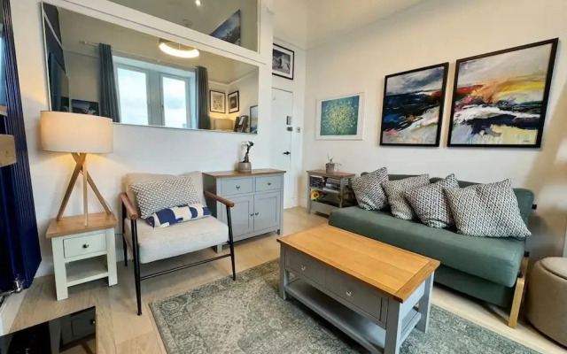 Warm, Upgraded Top-floor Flat in Finnieston