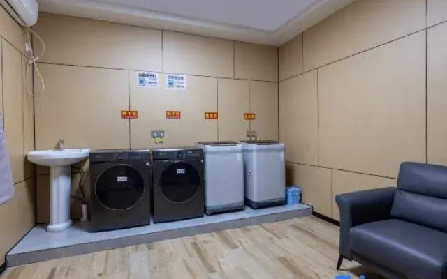 He Yi Plus Hotel (Zhuhai Shiren Wanda Plaza)
