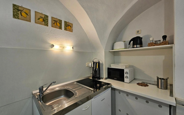 Tiny central studio apartment Tour As