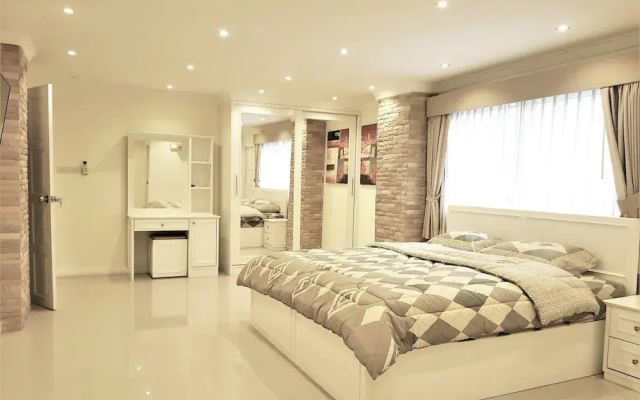 Large, Stylish 2 bed Apartment With Pool Table in Pattaya