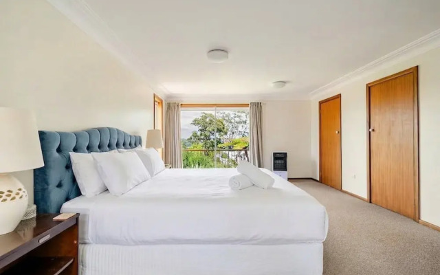Spacious Family Home With Iconic Views