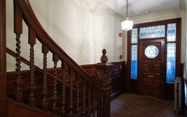 Stylish Brownstone Back Bay Apartments