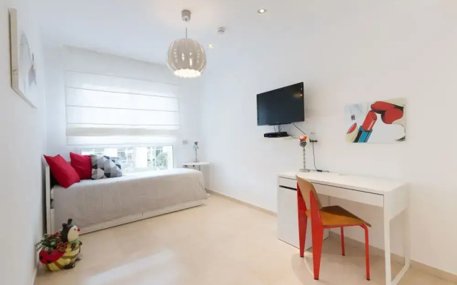 High Class Condo at Marina by FeelHome