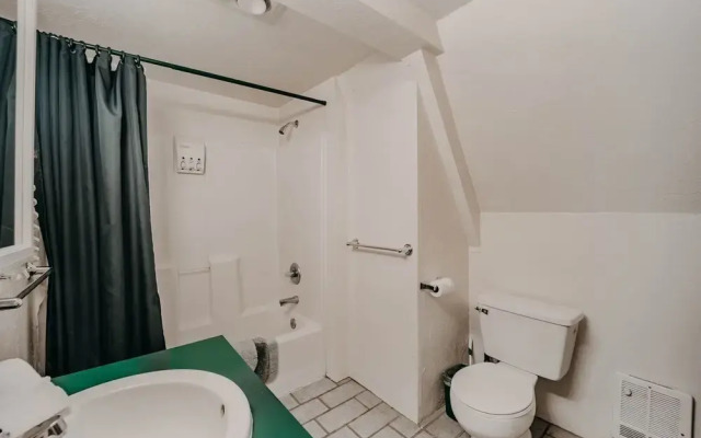 54sl - Hot Tub - Pets OK - Sleeps 4