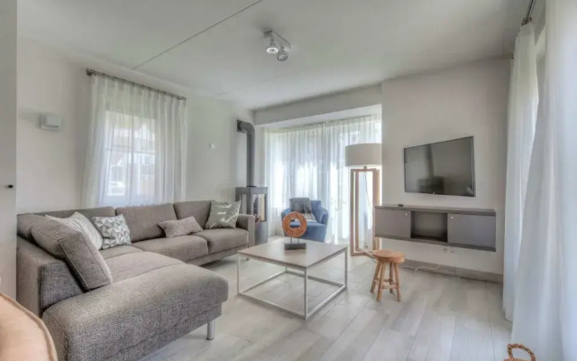 Luxurious Stately Villa With 3 Bathrooms, 1km From the Beach