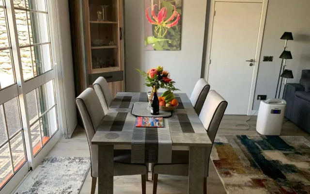Funchal Apt- Sleeps 2 - Pool & Garden - Madeira