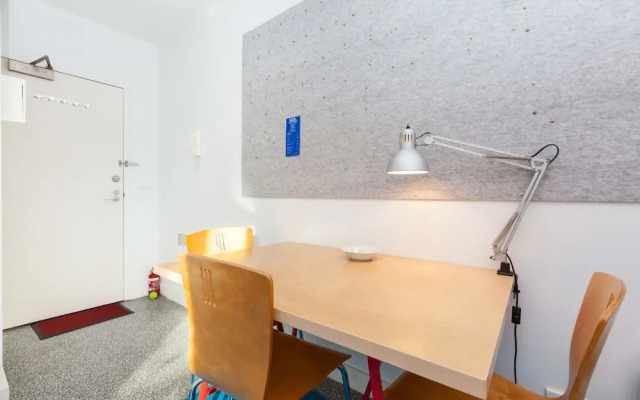 HENRIETTA, Carlton Studio Apartment