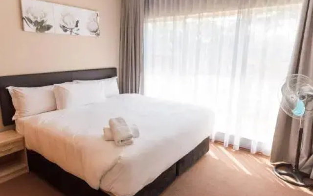 Cosy Menlyn Maine Appartment @ 201 J
