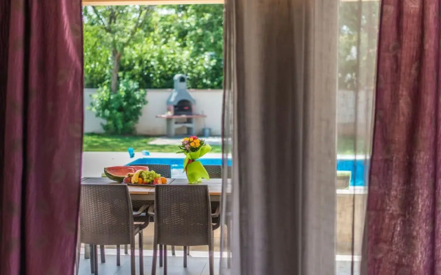 Stylish Villa in Ližnjan with Swimming Pool