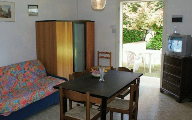 Cozy Beachside Apartment With Fenced Garden