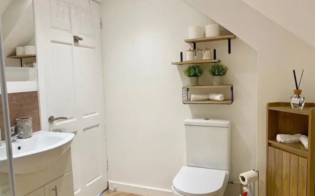 Central Tenby 3 Bed Apt Sleeps 6 to 8 Dog Friendly