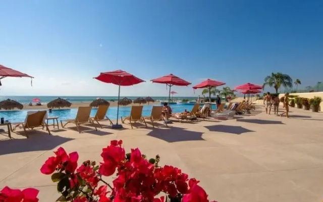 Beachfront Grand Venetian condo