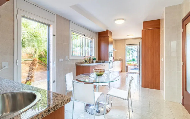 Villa in Empuriabrava With Private Pool & Mooring