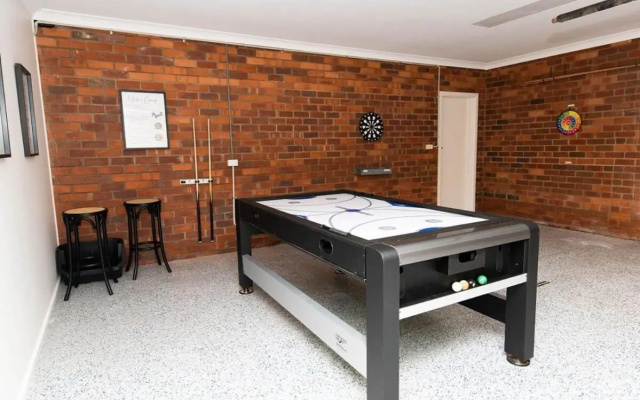 Karimi House Spacious Professionally Styled Sleeps 10