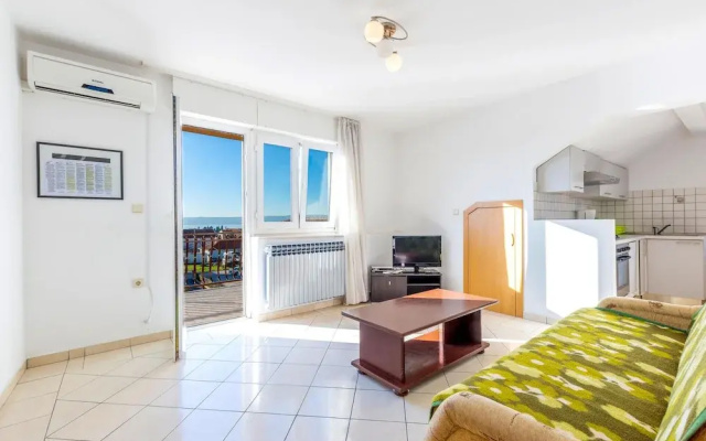 Stunning Apartment in Kastel Luksic With 3 Bedrooms