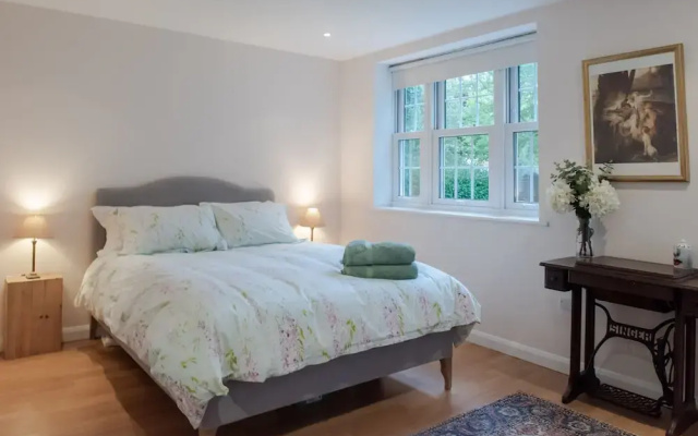 Bright Two Bedroom Ground Floor Apartment