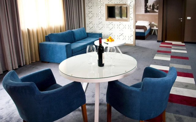 Bright Serviced Apartment With Breakfast bar