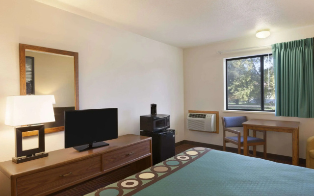 Super 8 by Wyndham Wall