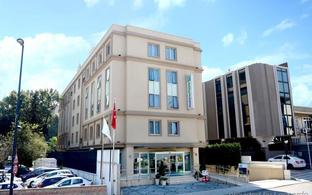 Отель Holiday Inn Express Istanbul-Altunizade вид на фасад