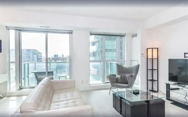 Downtown Condo Near Exhibition Place With Balcony