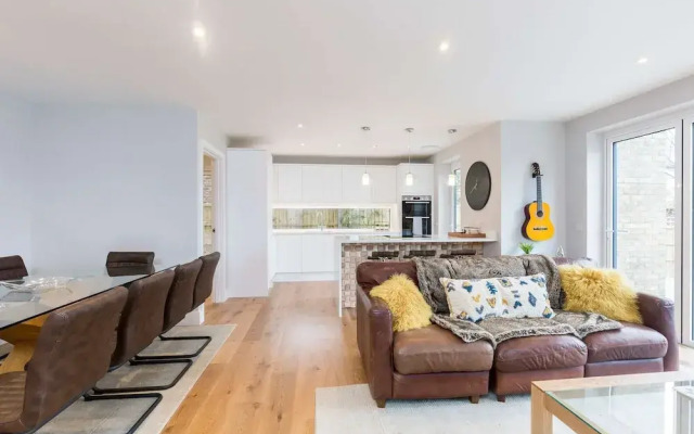 Stylish new Home With Parking - King Beds Garden