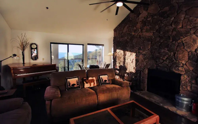 Lakescape 3 Bedroom Condo by RedAwning