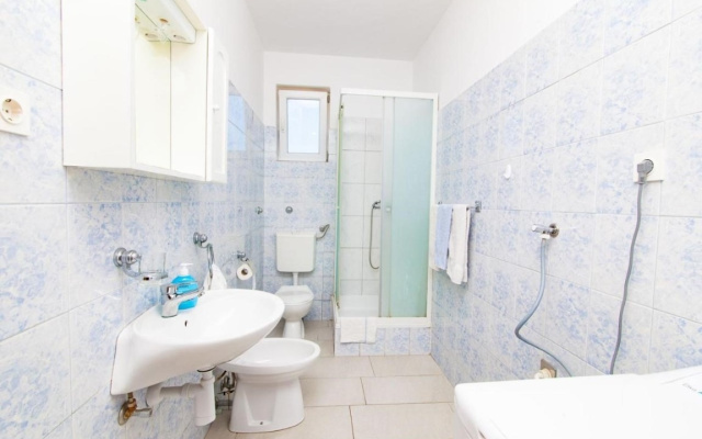 Apartment Vik - 250 m from beach A1 Brodarica, Riviera Sibenik