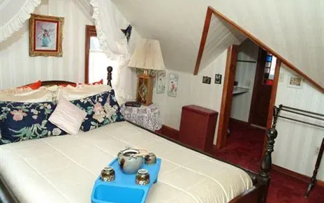 Gelinas Manor Victorian Bed & Breakfast