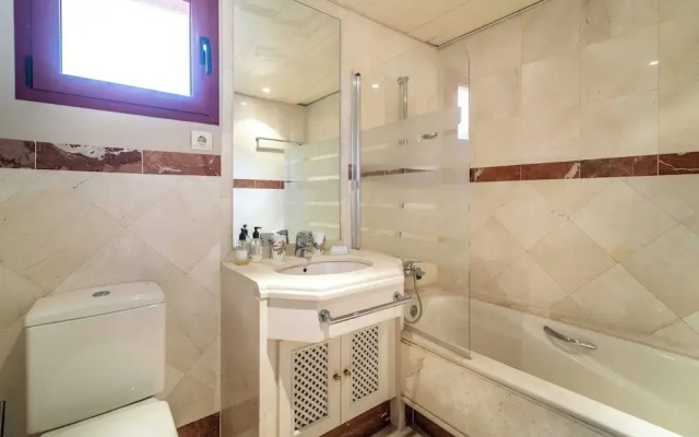 Luxury 2-bed Apartment Elviria - Pool, Sauna & gym