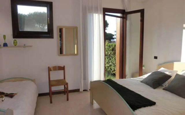Flat With a Lovely Poolside Garden With bbq